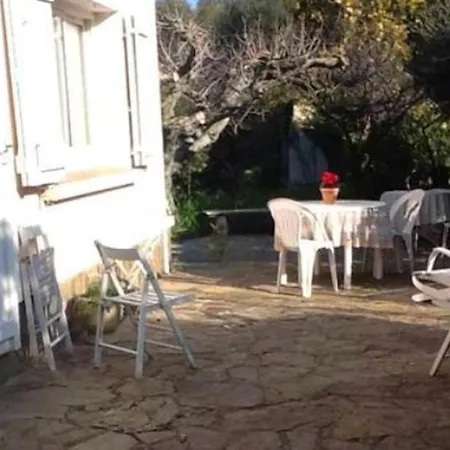 Confortable A Avec Terrasse イエール