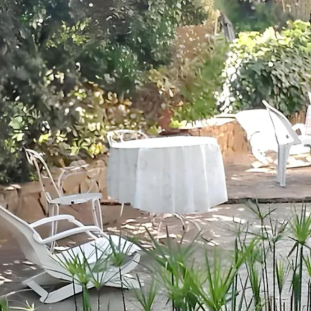 Confortable A Avec Terrasse イエール