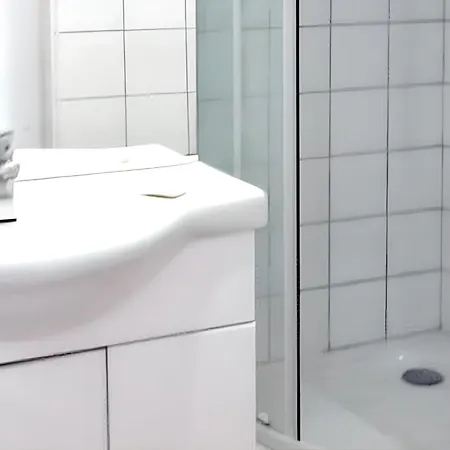 De 2 A A 400 M De La Avec Jardin Amenage Et Wifi Appartement *